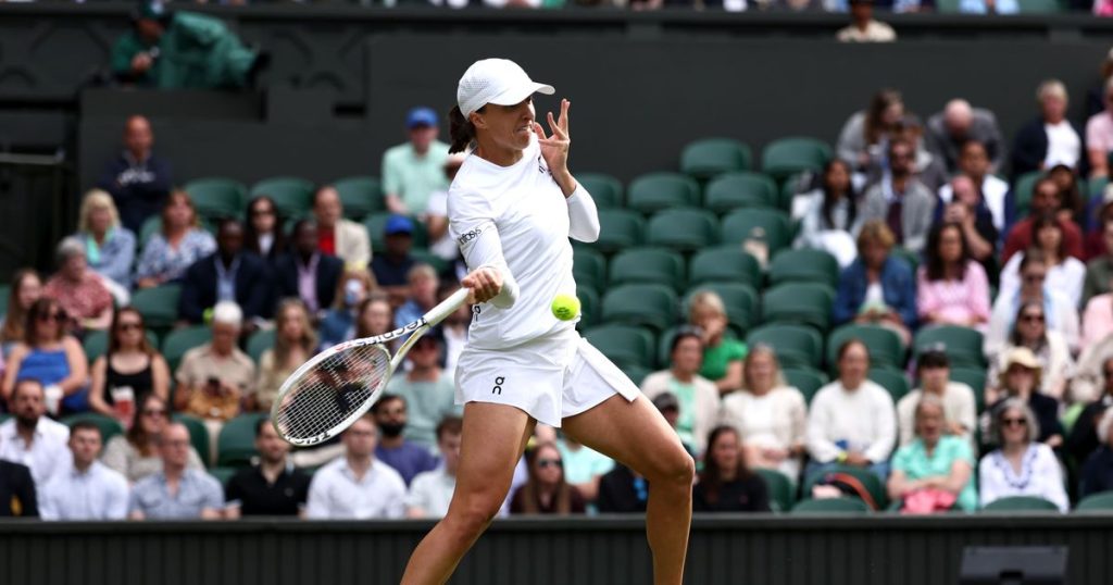 With Barty watching on, Swiatek extends win streak to 21 at Wimbledon