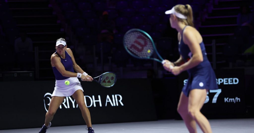 Melichar-Martinez/Perez rout Kichenok/Ostapenko, stay alive at WTA Finals