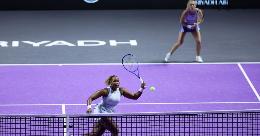 Siniakova/Townsend beat Melichar-Martinez/Perez, take WTA Finals group lead